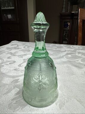 Vtg. Tiara Sandwich light green chantilly bell.